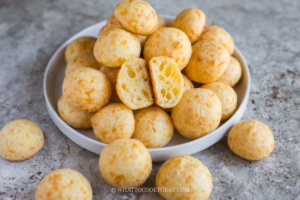 Brazilian Cheese Bread/Puffs (Pão de Queijo)